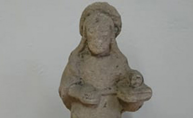 Recuperada en un monte de O Ézaro una escultura de San Juan Bautista robada hace 14 meses en A Pobra