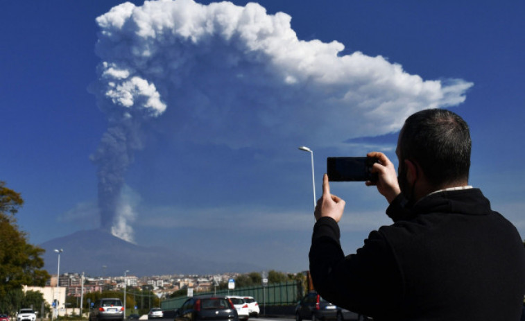 Cerrado el espacio aéreo por una nueva erupción del Etna, con nube de cenizas