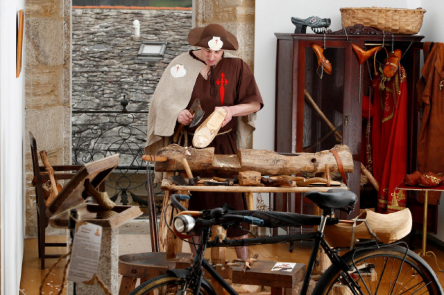 Zoqueiro Xacobeo, el Camino de Santiago en bici y con calzado de madera