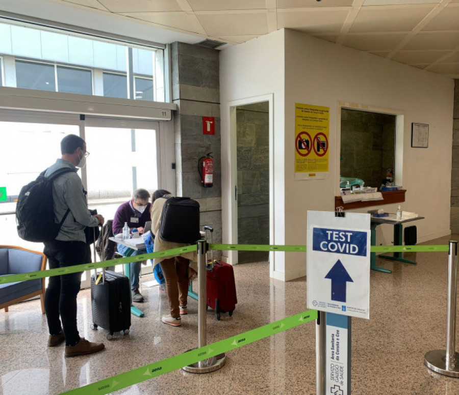 Confirmados dos positivos en los cribados de los aeropuertos de A Coruña y Santiago