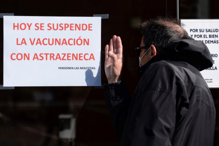 La decisión de Castilla y León de suspender la vacunación con AstraZeneca crea alarma en otras comunidades