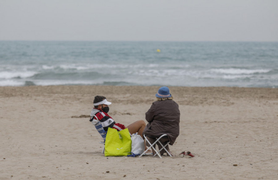 La mascarilla en la playa, solo a ratos