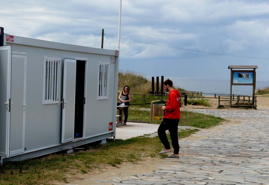 El Concello comienza a acondicionar y señalizar los arenales para la próxima temporada de verano