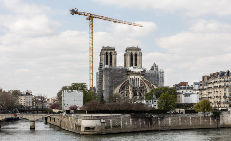 Un bosque de andamios envuelve los muros de Notre Dame durante las obras