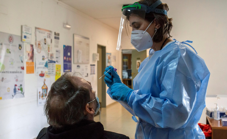 Galicia inicia la semana con un repunte de hospitalizados y casos activos