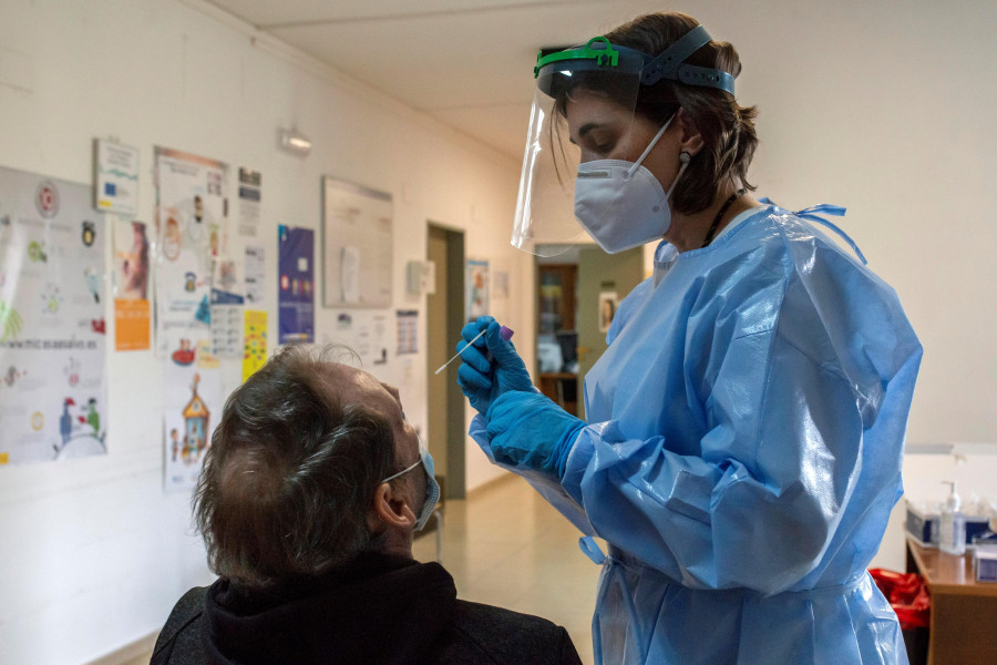 Galicia inicia la semana con un repunte de hospitalizados y casos activos