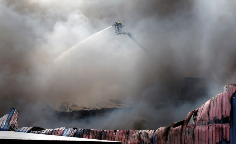 Calculan pérdidas de hasta 15 millones por el incendio en el polígono de O Ceao