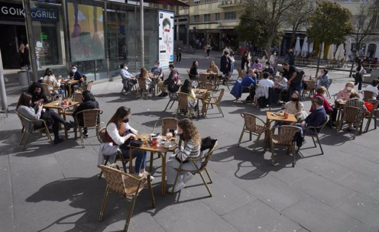 Galicia apuesta por reservas, registro de clientes y medidores de CO2 para ampliar el horario de restaurantes