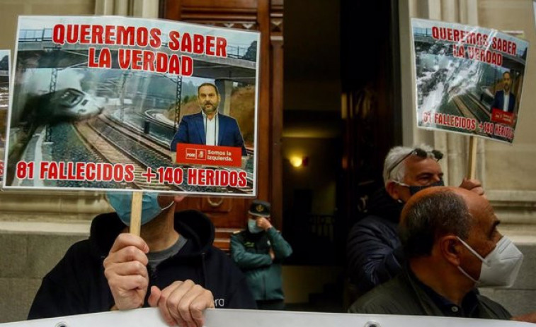 Las víctimas del accidente del Alvia en Galicia denuncian al ministerio de Ábalos, al que piden que 
