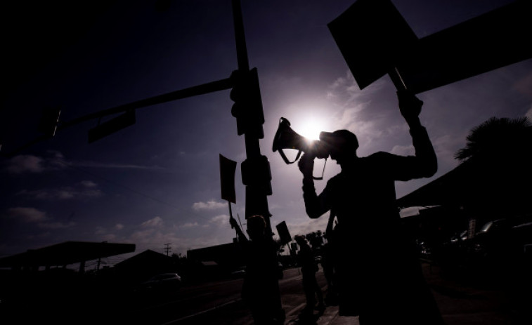 Las protestas y altercados contra la violencia policial se esparcen por Estados Unidos