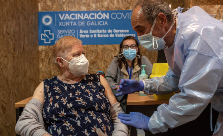 Galicia vacunará a 45.000 personas este fin de semana y prevé aumentar el ritmo en mayo