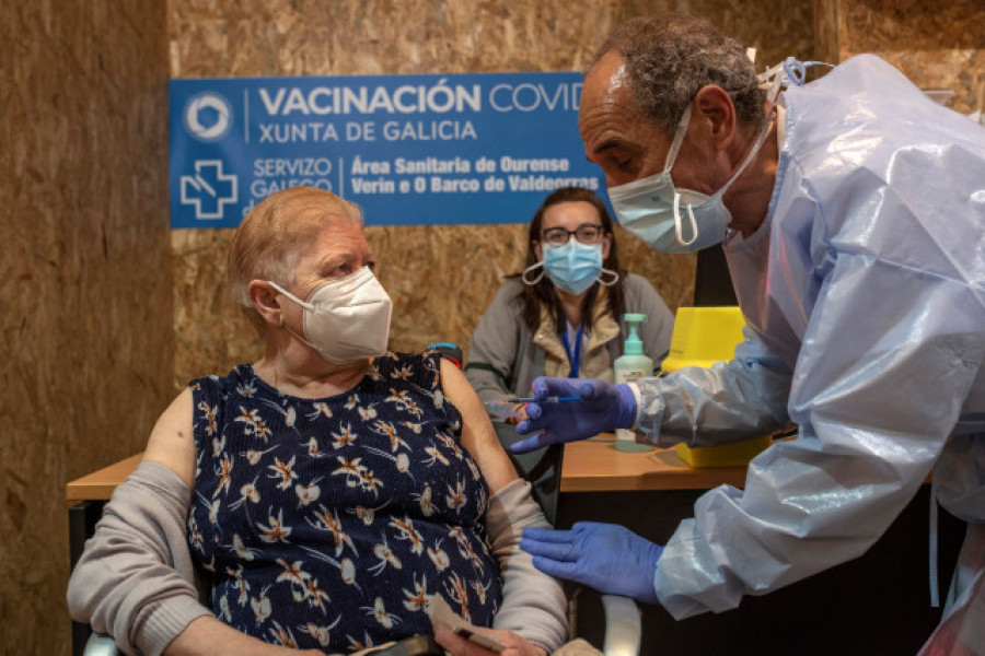 Galicia vacunará a 45.000 personas este fin de semana y prevé aumentar el ritmo en mayo