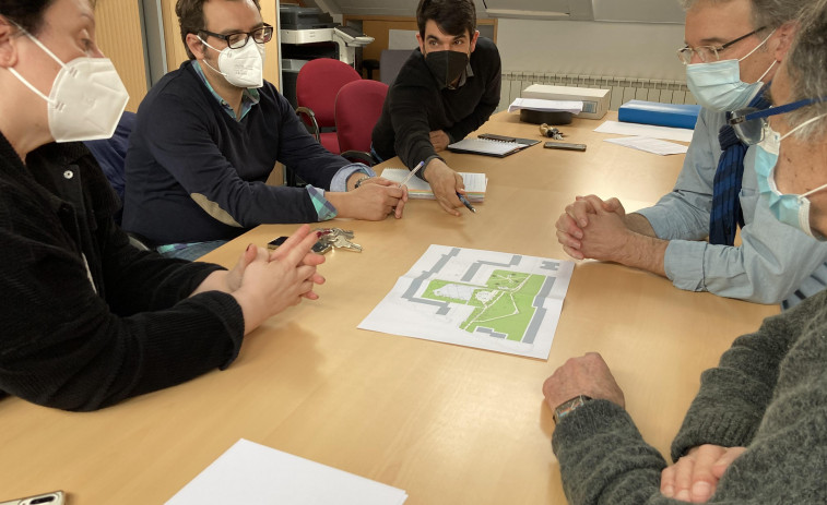 Urbanismo traslada a los vecinos de Caranza la renovación del parque de Personaxes Populares