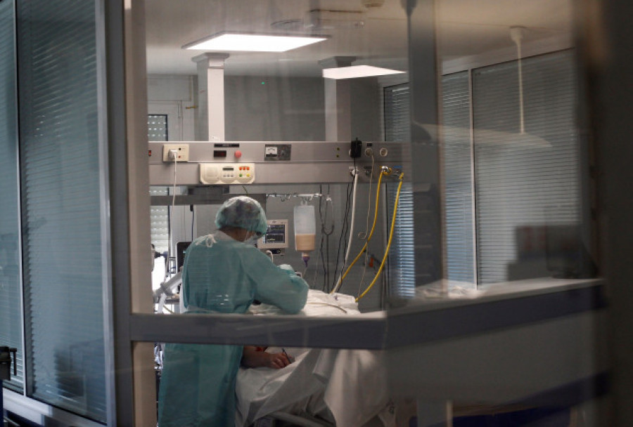 Baja ligeramente la presión hospitalaria en Galicia, pero los casos activos rozan ya los 16.000