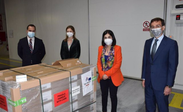 España recibe las primeras 146.000 dosis de Janssen, que se repartirán desde mañana