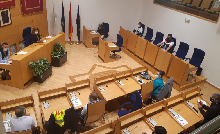 Los trabajadores de Cándido Hermida marchan hasta el Concello en busca de su apoyo