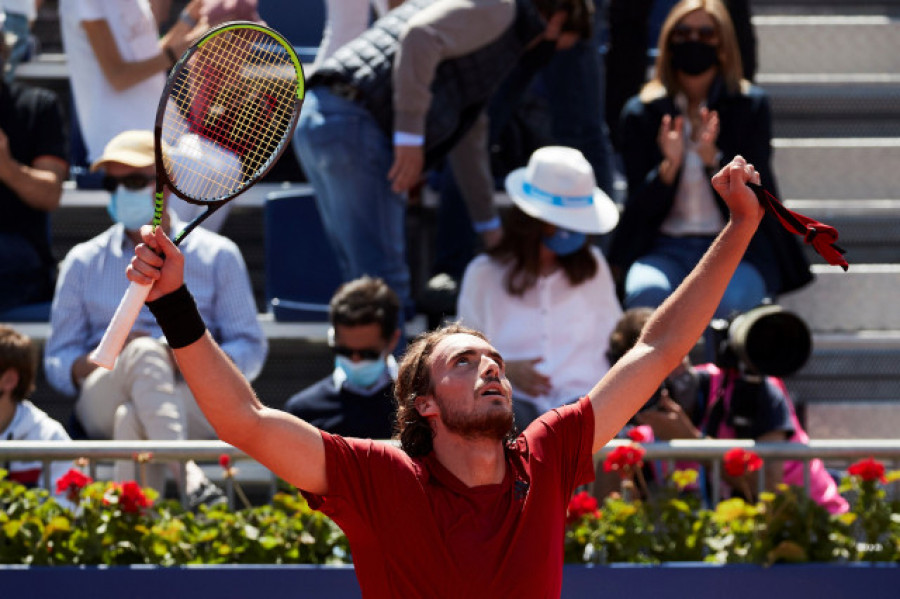 Tsitsipas frena a Sinner para avanzar a la final del Godó en Barcelona