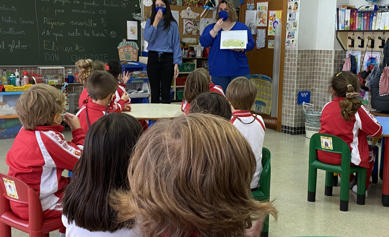 Los colegios de Ferrol acogen cuentacuentos sobre el Camino de Santiago en lengua de signos