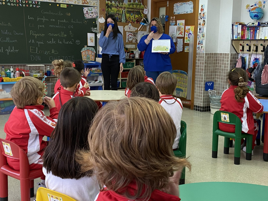 Los colegios de Ferrol acogen cuentacuentos sobre el Camino de Santiago en lengua de signos