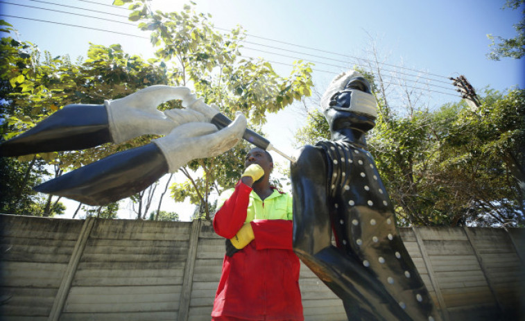 El escultor de Zimbabue que usa el arte para alentar la vacunación anticovid