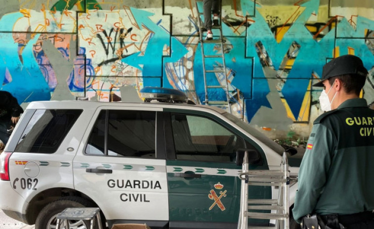 Cuatro jóvenes se enfrentan a multas de 600 euros por hacer un grafiti en O Porriño