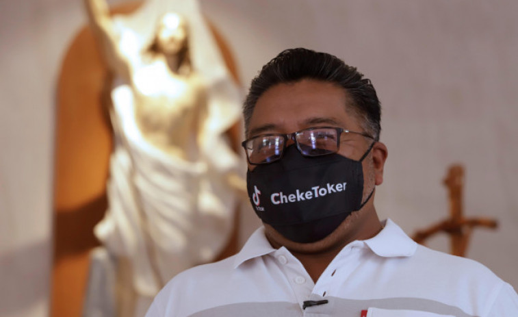 El padre Cheke, el cura mexicano que arrasa en TikTok