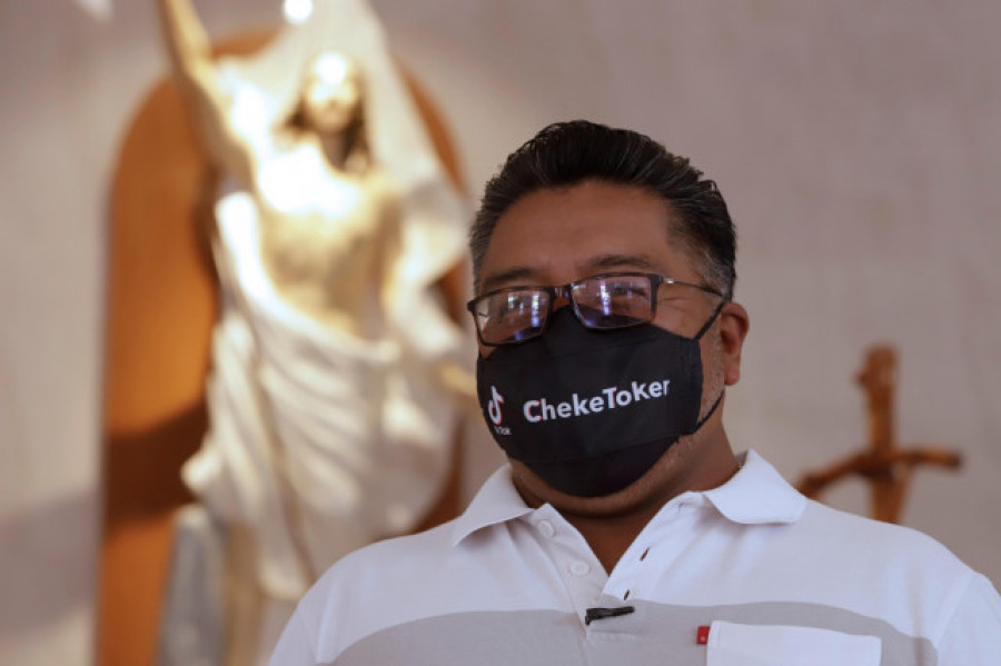 El padre Cheke, el cura mexicano que arrasa en TikTok