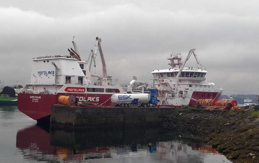 El Puerto acoge por primera vez una operación de suministro de GNL a un barco de pescado