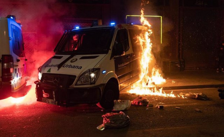 En libertad una acusada de quemar un furgón en Barcelona durante las protestas por Hasél