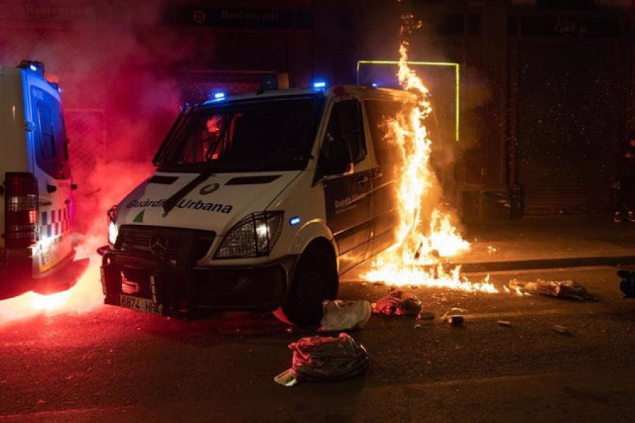 En libertad una acusada de quemar un furgón en Barcelona durante las protestas por Hasél