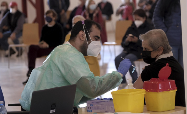 Más de 400.000 gallegos, el 18% de la población, ya tienen las dos dosis de la vacuna