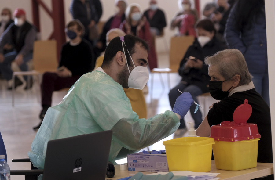 Más de 400.000 gallegos, el 18% de la población, ya tienen las dos dosis de la vacuna