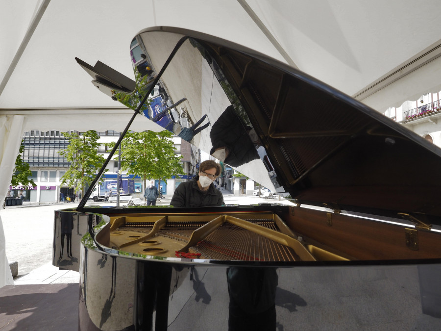 Más de 40 aficionados dan en la plaza de Armas el pistoletazo de salida al concurso de piano de Ferrol