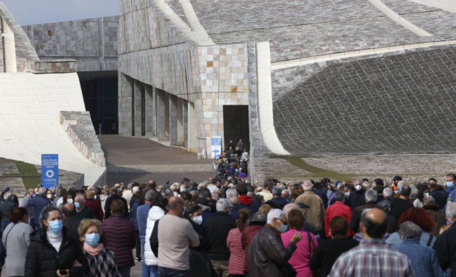 Galicia vacunará a 90.000 personas de 66 y 69 años el viernes y el sábado