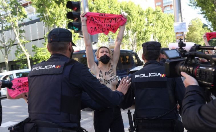 Largas colas en los colegios electorarles a primera hora en Madrid