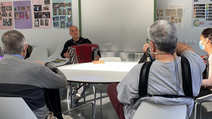 La asociación de acordeonistas Canido-Ferrol retoma mañana las clases en el Centro Cívico del barrio