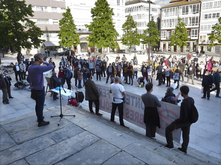 Más de 200 personas se manifiestan contra la instalación de macroeólicos en la zona rural