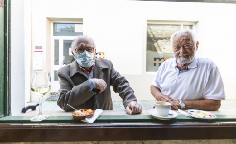 Los bares gallegos ya podrán abrir hoy hasta las 23.00 horas y los restaurantes hasta la una