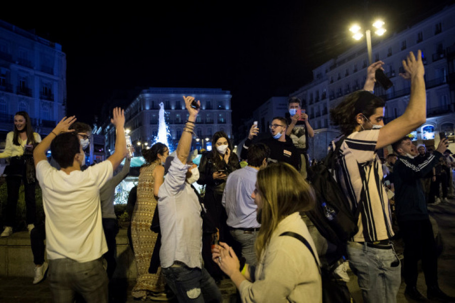 Miles de personas, de fiesta en las calles españolas para celebrar el fin del estado de alarma