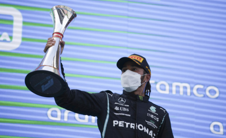 Hamilton triunfa en Barcelona, con Sainz y Alonso en el puesto 7 y 17