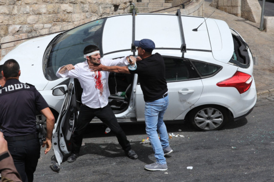 Continúa la violencia en Jerusalén en la jornada de mayor tensión en años