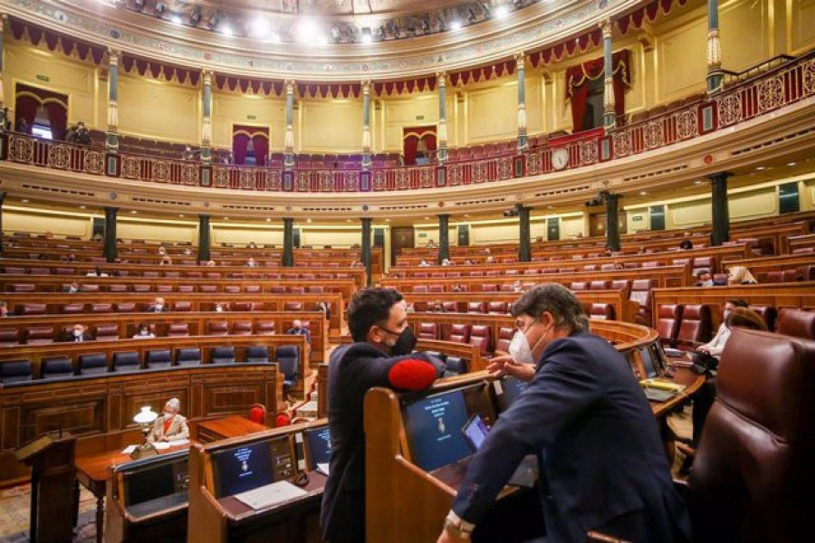 PSOE, Podemos y sus socios rechazan en el Congreso las recetas de PP y Vox para bajar impuestos