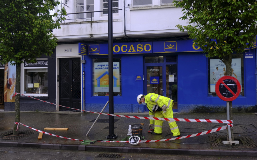 La calle Alegre comienza a lucir las nuevas farolas propias del barrio