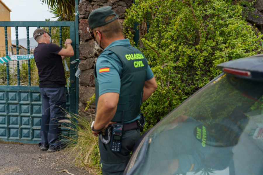 La Guardia Civil registra con perros la casa del padre de las niñas Anna y Olivia