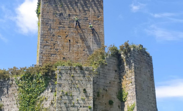 El Concello de Pontedeume inicia labores de conservación en el castillo de Andrade