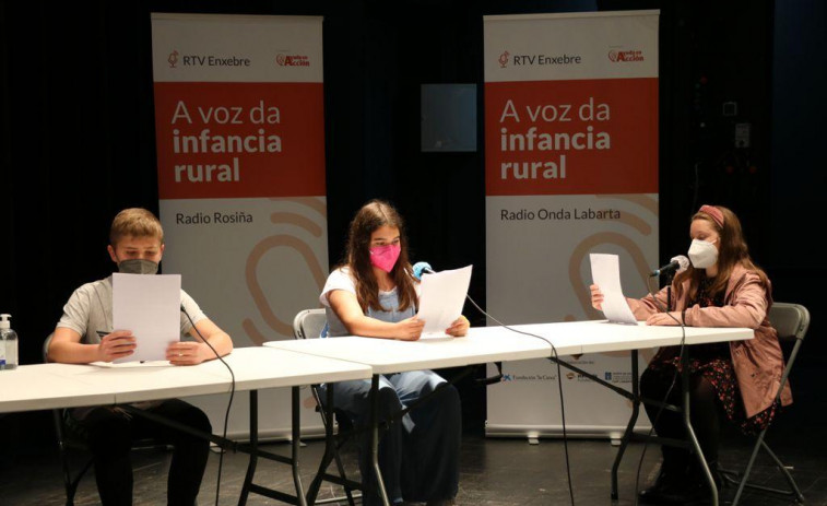 Alumnos del Virxe da Cela graban un programa de radio con RTV Enxebre