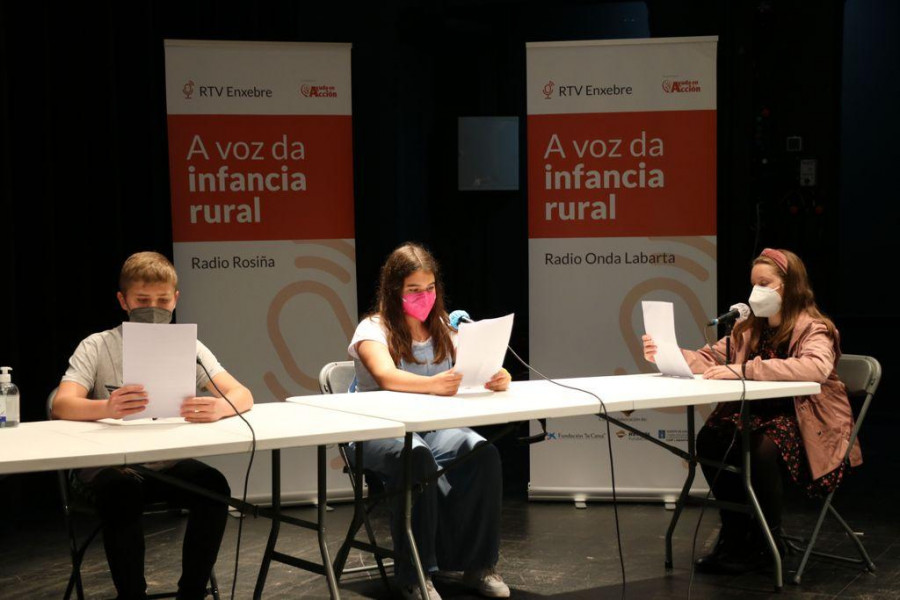 Alumnos del Virxe da Cela graban un programa de radio con RTV Enxebre