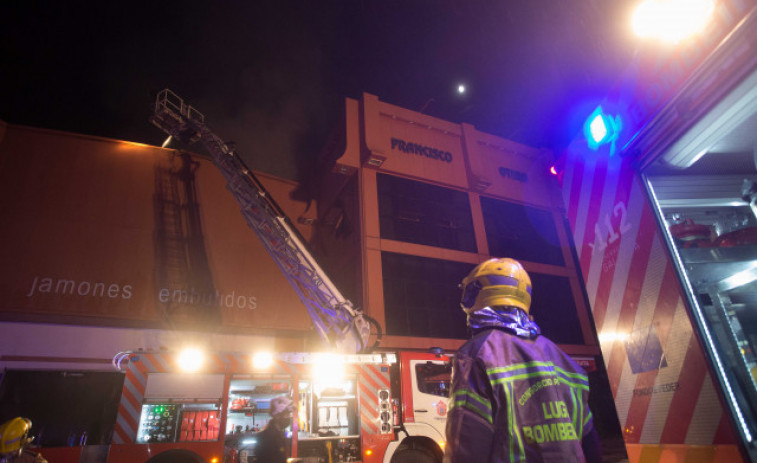 La Xunta desactiva el plan de emergencias al controlar el incendio de una nave en Vilalba