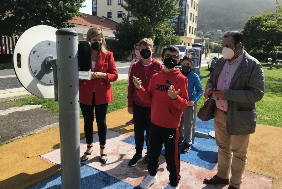 Alumnos del Jorge Juan instalan códigos QR en el parque de Xuvia