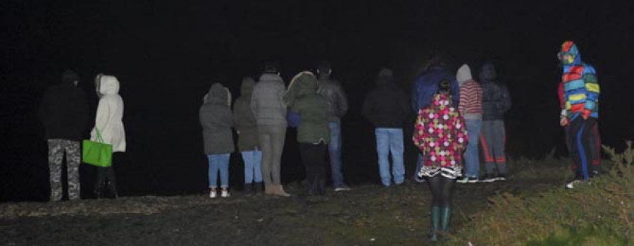 Suspenden por hoy la búsqueda de las tres personas arrastradas por el mar en Meirás